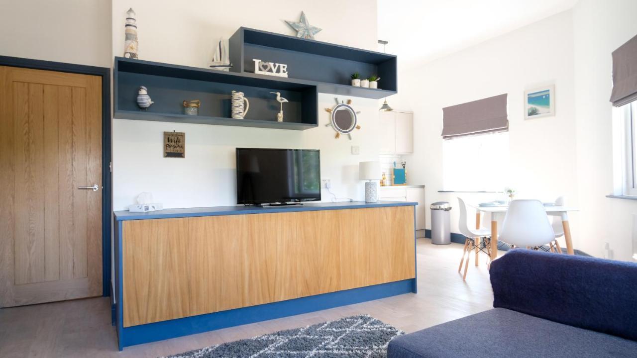 Intimate Entire Flat 9-Min Walk To Boscombe Beach Борнмут Экстерьер фото