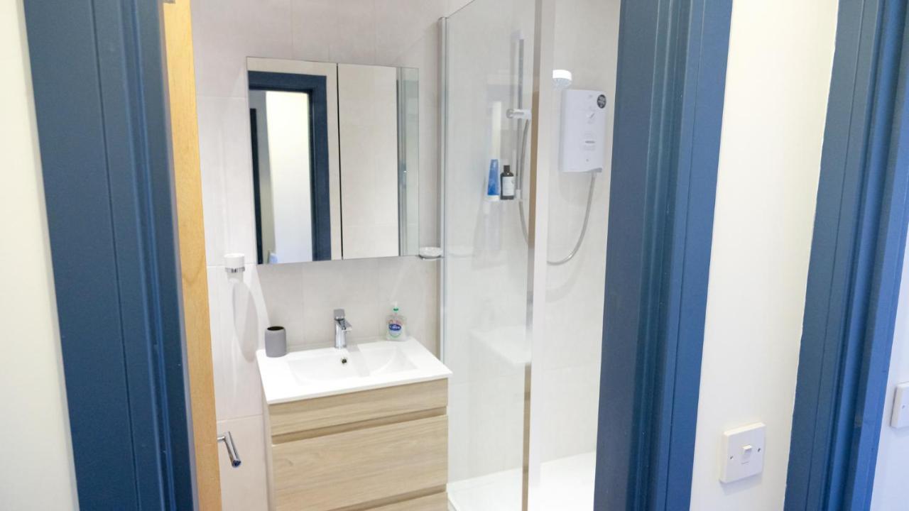 Intimate Entire Flat 9-Min Walk To Boscombe Beach Борнмут Экстерьер фото